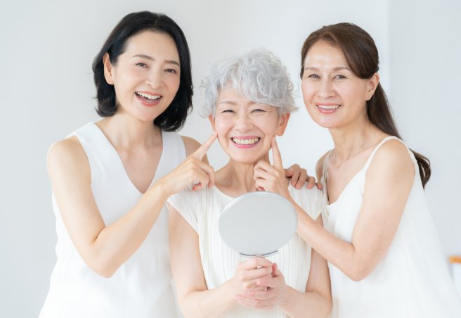 笑顔の女性3人